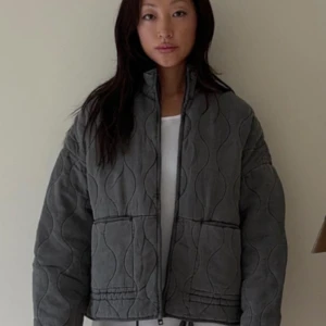 Trendig Zara jacka - Säljer en snygg grå quiltad jacka från Zara. Köpt för några månader sedan men har inte kommit till användning, ordinarie pris 859kr, pris kan diskuteras 💓