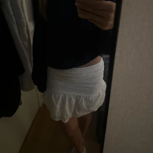 Vit kortkjol med volang - Söt vit kortkjol från shein i strl S😊