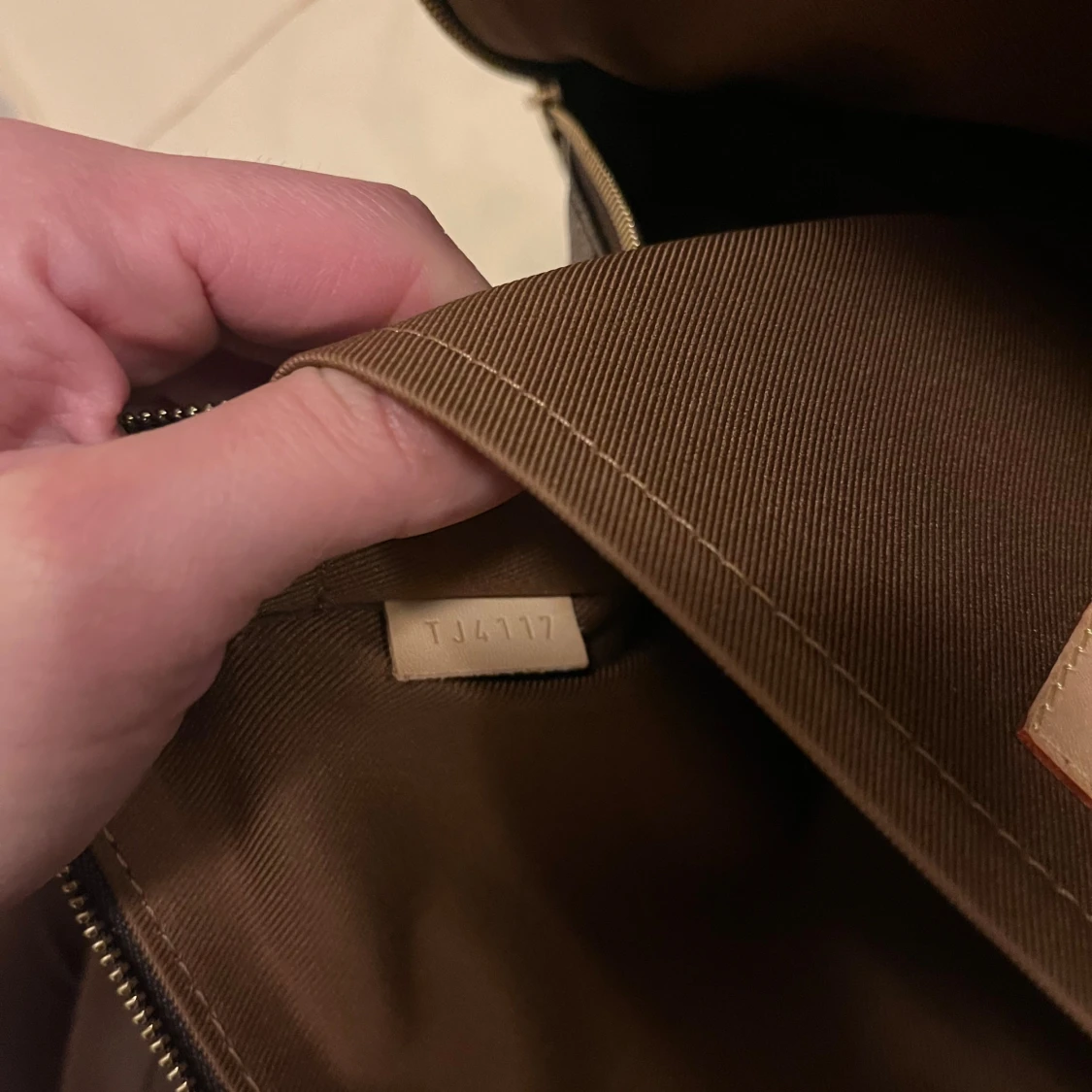 Monogrammönstrad kuvertväska från Louis Vuitton - 3