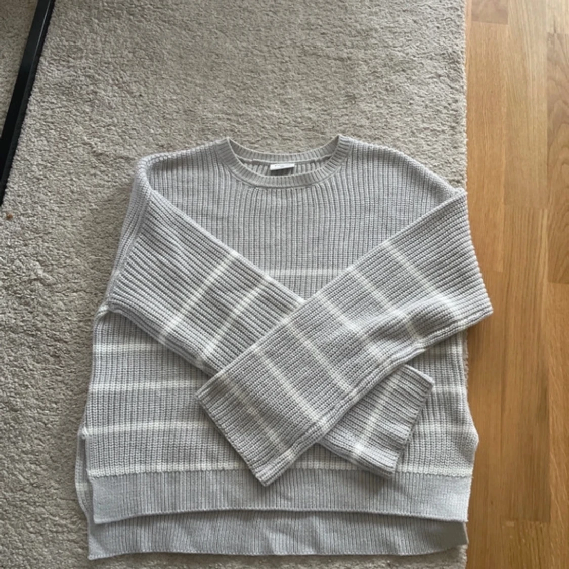 Grå randig tröja  - 2