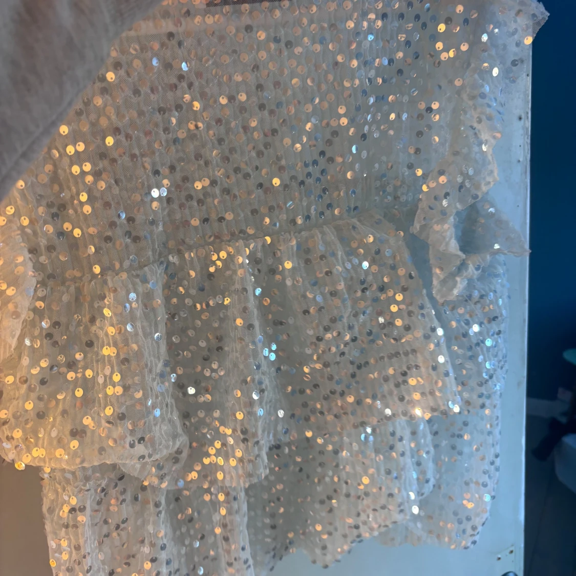 Vit/ljusblå paljettopp från Zara - 3