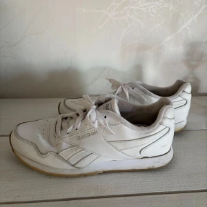 Skor - Reebok sneakers i fint skick i storlek 39🌟 Säljer då jag har andra. Perfekta till det mesta & väldigt sköna🤍