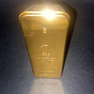 One million  - En riktigt stark och bra parfym som man kan ha när som helst egentligen. Luktar vanilj och är ganska stark i lukten vilket är perfekt ungefär 60 ml kvar