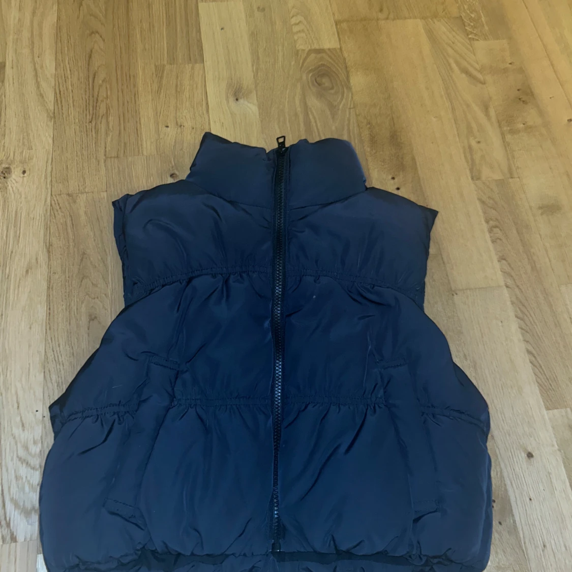 Svart dunväst med dragkedja