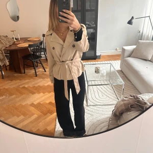 Beige trenchcoat från Stradivarius - Snygg beige trenchcoat från Stradivarius. Aldrig använd!🥰
