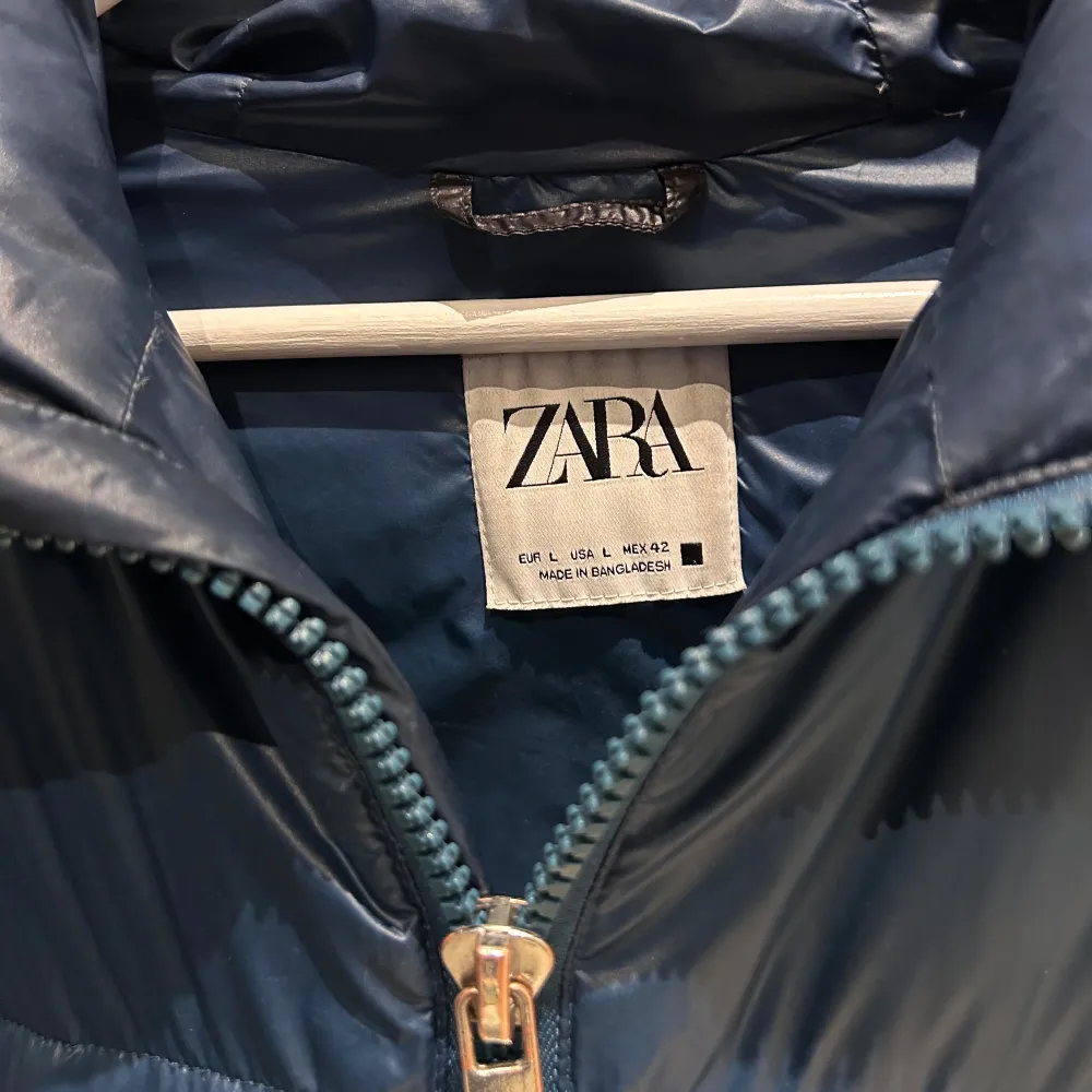 Zara down jacket i sällsynt blä färg från äldre kollektion. Jacka är i bra skick men det finns små tecken på slitage.. Takit.