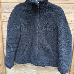 Teddy jacka  - Teddy jacka ifrån H&M i storlek S, använd men fortfarande fint skick