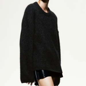 Mohairmix tröja  - Sååå snygg helt slutsåld populär stickad tröja i bra material(bla ull och mohair) i storlek M för en perfekt oversized fit! Helt oanvänd med lapp kvar enbart testad, nypris 699 mitt pris 450