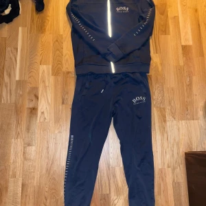 Hugo boss dress - Tjena haft denna ett tag men har tröttnat på den så vill sälja den, den är i bra skick men man kan se att jag har använt den, jag kan frakta och mötas upp 