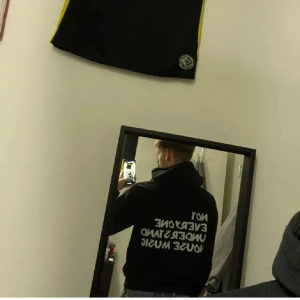 svart hoddie  - Säljer en svart hoodie med texten 'Not everyone understand house music' på ryggen. Väldigt skön och snygg.