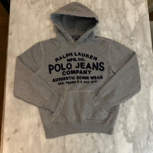 Ralph Lauren hoodie grå - Skick: 8,5/10. Hoodie från Ralph Lauren i väldigt bra skick. I storlek S med en mörkgrå färg. Om du är osäker på om det kommer att passa kan du alltid fråga om mått!
