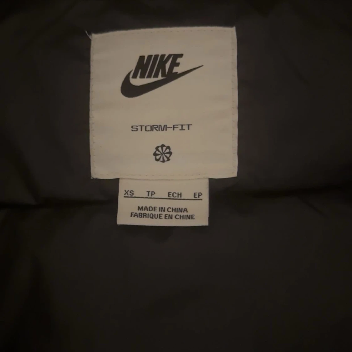 Svart dunjacka från Nike - 1