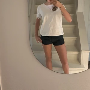 Mörkblå shorts från Lululemon - Säljer ett par svarta shorts från Lululemon. De är perfekta för träning med en bekväm passform och elastisk midja. Shortsen har en diskret logga på baksidan och är tillverkade i ett lätt och andningsbart material. Jag säljer dessa då jag jag köpte de av en annan säljare men de va tyvärr för små för mig. Jag säljer dessa för 300 eftersom att jag själv köpte shortsen för de priset.  Priset går att diskutera❤️