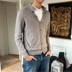 Cardigan - Säljer den här beiga cardiganen från Stenströms. Den är i storlek M och är 9/10 i skick 