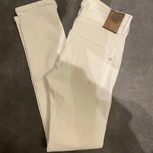 Vita Replay Anbass - Säljer ett par schyssta Replay anbass jeans i färgen vit. Skicket är bra och i stort sett inga defekter alls. Mitt pris 600 priset kan förhandlas vid en snabb affär. Inga skambud kommer att besvaras. Skriv vid frågor och funderingar😊