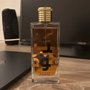 Lattafa - Ameer Al Oudh - Hej, säljer nu min Lattafa - Ameer Al Oudh. Det är en 100 ML flaska och jag uppskattar att det är ungefär 95 ML kvar. Det är en varm amber doft med bra långvarighet & projektion! Priset kan diskuteras.