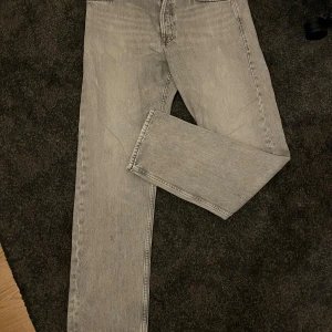 Gråa jeans - Säljer mina gråa Jack & Jones jeans då de inte kommer till användning längre. De är 33/34 loose fit men sitter som ett par straight fit. Inga slitningar eller skador finns på jeansen. Priset går att diskuteras så skriv gärna vid funderingar!