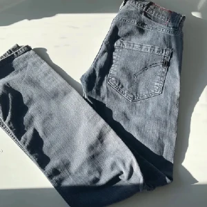 Dondup jeans - Säljer dessa sjukt snygga dondup jeans i en av dem mest eftertraktade färgerna🤩storlek 31 ca 95-100 cm långa. Skriv vid frågor. Pris kan diskuteras.