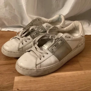  Valentino Garavani skor  - Säljer nu mina fina valentinos då dom är för stora för mig, har dustbag men inte box eller kvitto tyvär! 💞💞 Pris kan diskuteras 