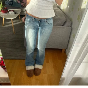Low waist jeans - Low waist bootcut jeans med snygg tvätt från bigstar, midjemått: 37 innebenslängd: 84
