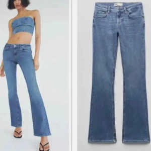 Blå bootcut jeans - snygga lågmidjade blå bootcut jeans från zara, knappt använd 