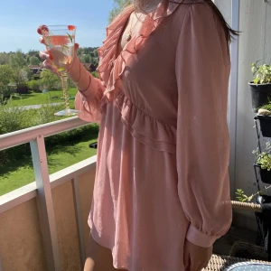 Zara klänning - Jättesöt zara klänning och använd endast en gång så den är i ett jättebra skick❤️ perfekt nu till sommaren och till skolavslutningen! 😍