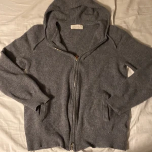 Kashmir hoodie  - Snygg kashmir hoddie i mörk grå passar om du är 168-174 cm lång drag kedjan är sönder så den går it att dra ner hella väggen 