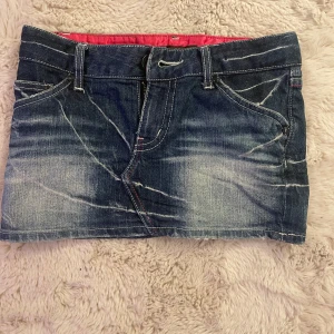 Jeanskjol från Sheer - Snygg jeanskjol från Sheer med en cool tvättad look och rosa foder. Skulle säga att den är ungefär xs i storlek. Den är lågmidjad minikjol. Köpt utomlands. Säljer då den är för liten.