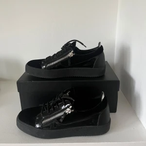 Giuseppe Zanotti skor - Storlek 44 men passar mig som har 43. Använda någon enstaka gång, säljer då de inte kommit till användning. Skick 9,5/10.