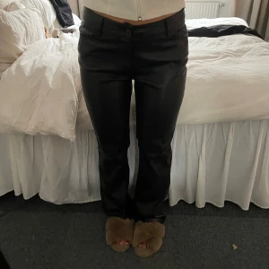Svarta skinnbyxor bikbok - Säljer dessa snygga svarta skinnbyxor från bikbok i storlek 36🥳de är så fina att ha både till vardags och till fest 
