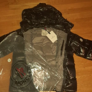 Moncler Maya - Helt ny! Vid frågor är det bara att skriva. Storlek 2 motsvarar S/M
