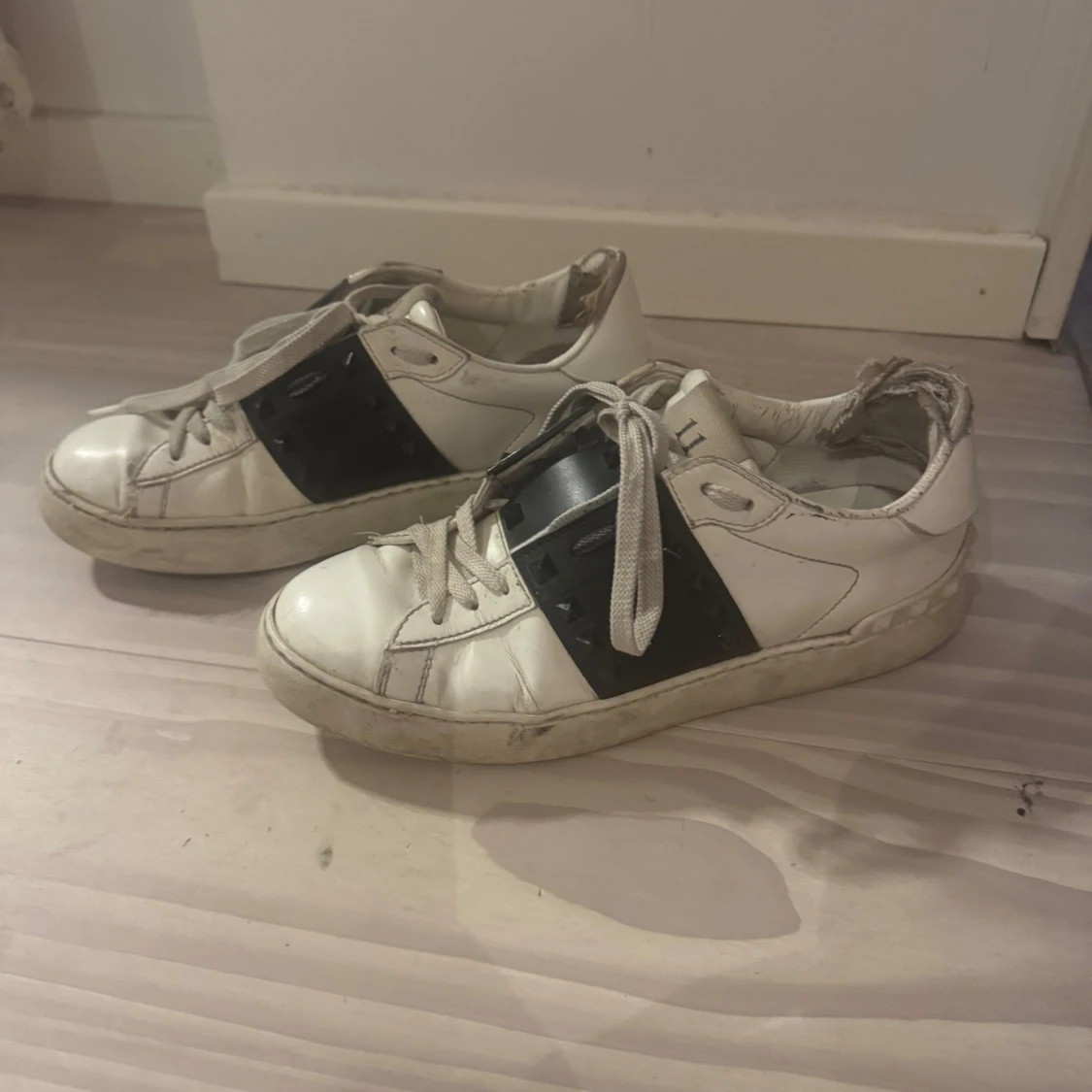 Valentino sneakers med svarta detaljer - 2