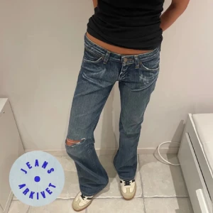 Blå bootcut jeans - Säljer mina skit snygga jeans från Wrangler. Säljer pågrund av att dom inte har kommit till användning. Midjemåttet: Cirka 36cm. innerbenslängden: cirka 78cm. Dom två första bilderna är från tidigare ägare. Nypris 650kr. Jag har aldrig använt dom💗