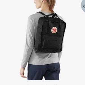 Svart ryggsäck från Fjällräven - Svart väska ifrån Fjällräven, sitt saken finns kvar i. Den är nästan i nyskick. Det står även inget namn i den. Skriv för mer frågor💗inga returer och kan inte mötas upp. 