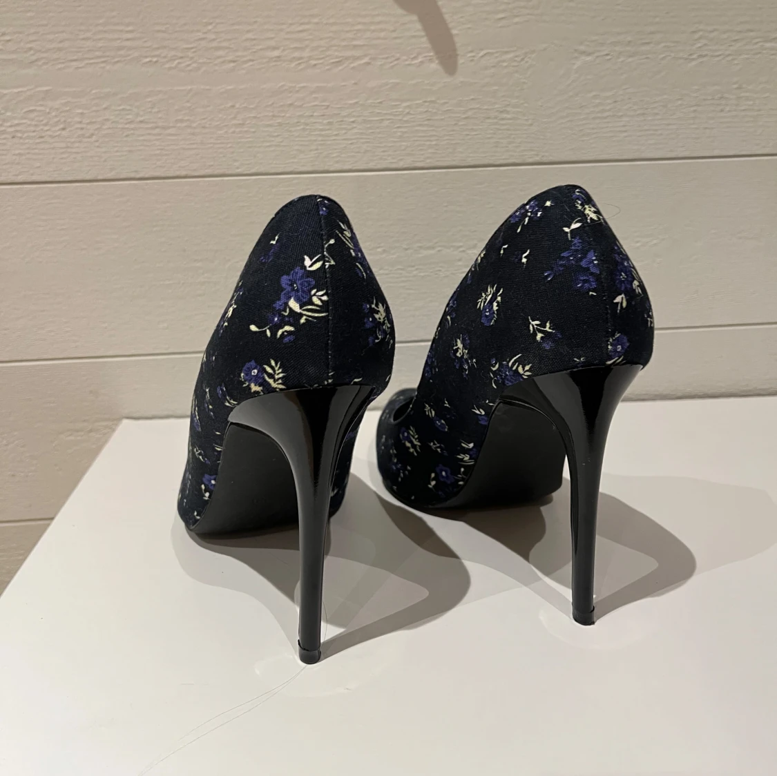 Blommiga pumps med spetsig tå - 90