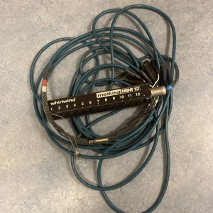 Whirlwind Medusa Mini 12 Low Profile Audio Drop Snakes 25 ft - Black (MS12MNR025) - Whirlwind MS12MNR025 MINI 12-kanals Lågprofil Slim Drop Snake 25ft XLR Tillverkad i USA MINI-12 är idealiska droppormar för att rensa upp kabeldragningar i studion eller på scenen. Använd dem för en tangentbordsrigg, en komplex trumsetuppsättning eller vilken plats du behöver för att samla ihop mikrofonlinjer. Enheten har tydligt märkta sidoutgångskontakter och passar på många ställen där en traditionell låda skulle vara för skrymmande. 