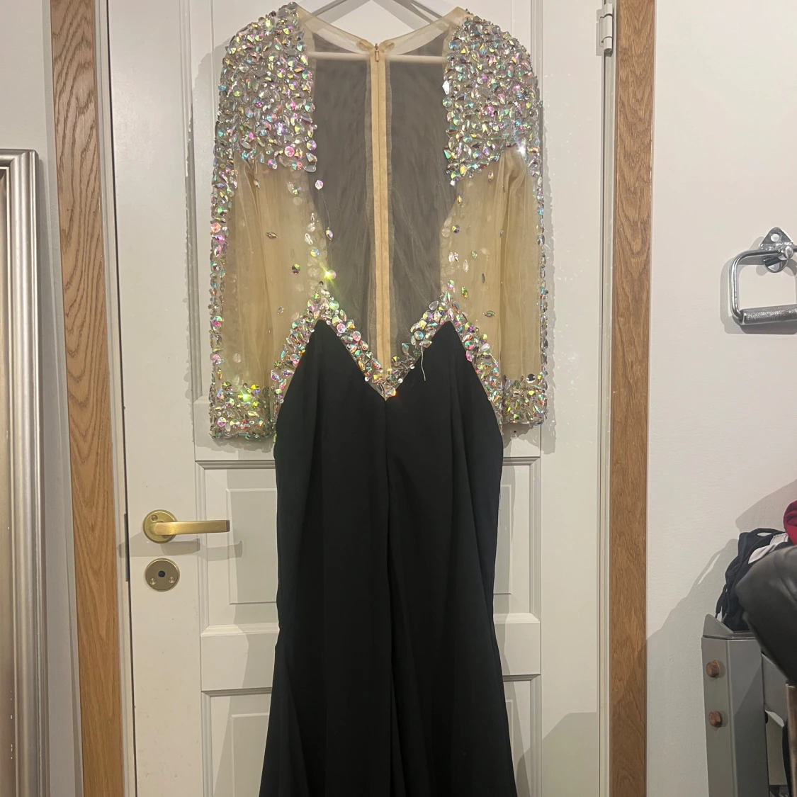 Svart långklänning med glittriga detaljer - 2