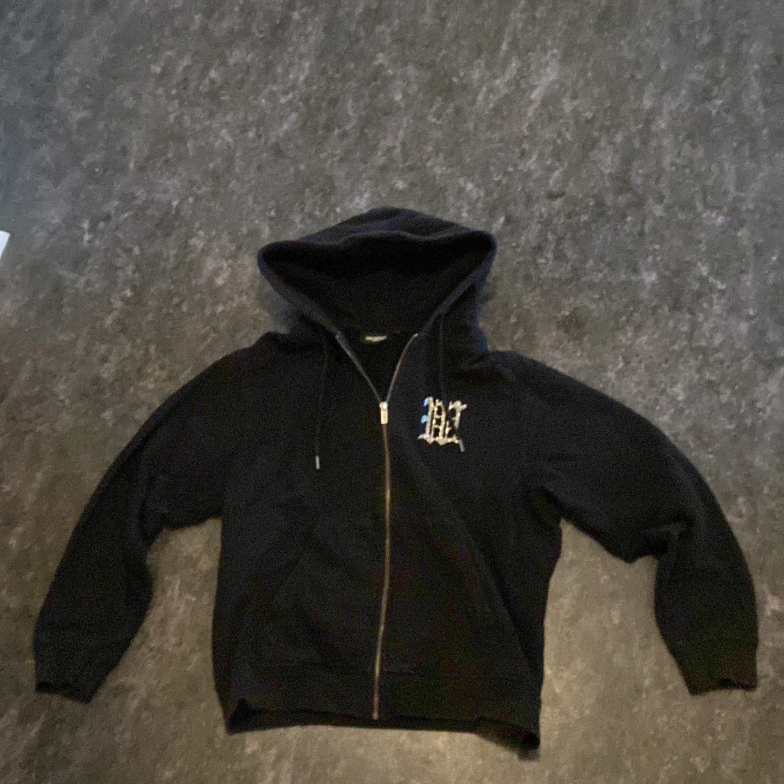 Svart hoodie med dragkedja från Wasted Paris 