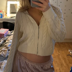 Stickad kofta - Stickad zip up som tyvärr inte kommer till användning!💞