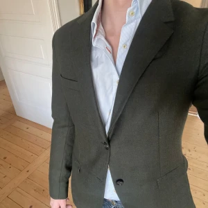 Grön kavaj från Tiger of Sweden - Mycket fin grön kavaj från Tiger of Sweden i 100% ull. Storlek 50. Mycket bra skick, inte sett några defekter hittills!