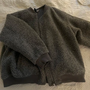 Grå teddyjacka från H&M Divided - Köpte förra året och har knappt använt den. Väldigt bra skick och den passar perfekt nu till tidig vår och vinter!