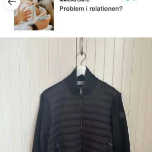 Svart pufferjacka från Moncler - Snygg svart pufferjacka från Moncler med dragkedja och ribbad krage. Jackan har ett stilrent märke på ärmen och är perfekt för kyligare dagar. Men funkar perfekt på våren och sommaren också. Priset kan diskuteras 