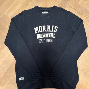 Mörkblå Morris tröja - Inga defekter, slitningar eller fläckar. Knappt använd, mycket bra skick. Om du har någon fråga om plagget är det bara att fråga!