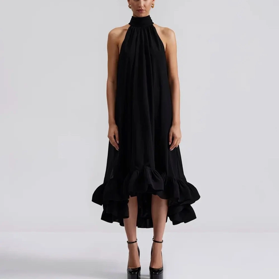 Svart ärmlös klänning med volangdetaljer från By Malina
