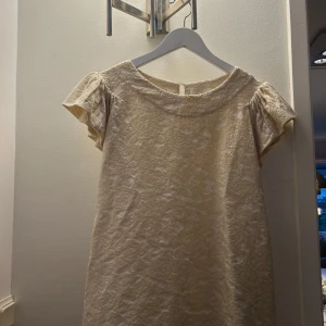 Beige guldig vintage blus från hm! - Gullig beige guldig blus från hm! Med korta ärmar och ett subtilt mönster. Säljer då den är köpt på vinted men inte riktigt var som jag hade tänkt mig! 💕Pris går att diskuteras. Storlek 42 men sitter hyfsat okej på mig som har mindre storlek! 