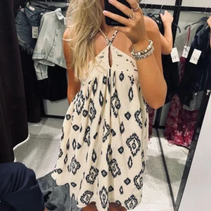 sommarklänning - Jättesnygg söt klänning från Zara, skriv för frågor💗(lånad bild) säljs inte längre på Zara