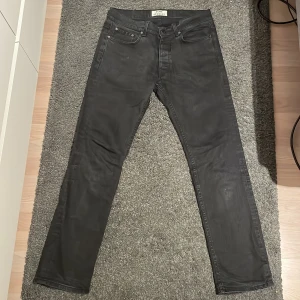 Acne studios jeans - Säljer mina acne studios jeans då de inte kommer till användning, dessa jeansen har endast används ett fåtal gånger och har därför inga tecken på användning. Storleken är 32/32. Vid frågor eller intresse är det bara att skriva!