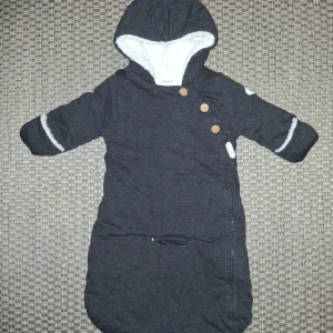 Åkpåse för babyskydd nyskick  - Superfin åkpåse till babyskydd från populära Newbie i storlek 50/56. Nyskick 😊