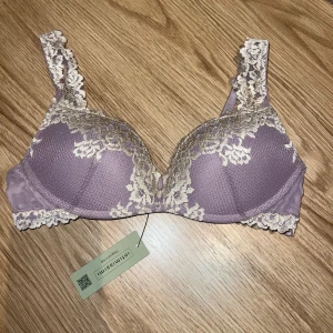 Lila bh med spetsdetaljer från Intimissimi - Säljer en gammalrosa bh från Intimissimi med vackra spetsdetaljer i vitt. Bh:n har vadderade kupor och justerbara axelband för bästa passform. Perfekt för att känna sig extra fin under kläderna. Helt ny med tag kvar då jag råkade köpa fel storlek. (80 B) I modellen Gioia, nypris 519kr men säljer mycket billigare då jag bara vill bli av med den❤️❤️ Skriv vid frågor eller andra funderingar🦋