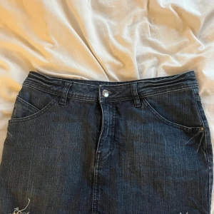  jeans kjol  - Super snygg jeans kjol som är oanvänd då den är lite för stor på mig! Den är så snygg och lågmidjad. Den har också super snygga fickor💕💕💕 skriv om ni har frågor 